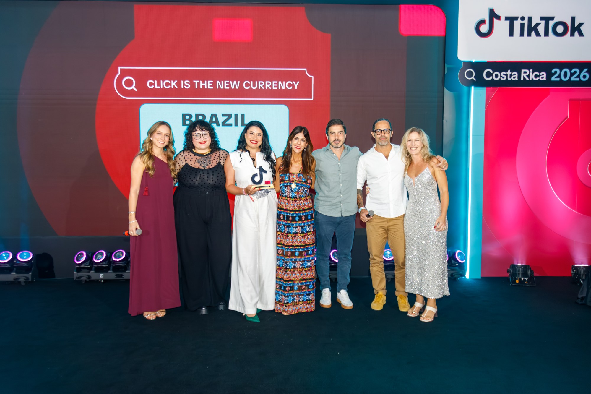Equipe no palco do Creative Partner Awards LATAM 2026 com o prêmio Click is the New Currency